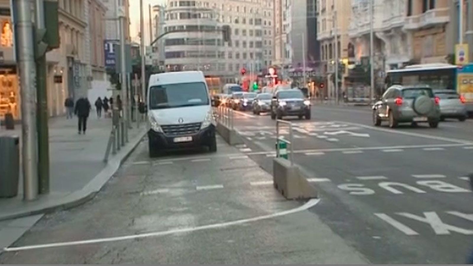Un gran tramo de vallas de hormigón ya limita la circulación en la Gran Vía