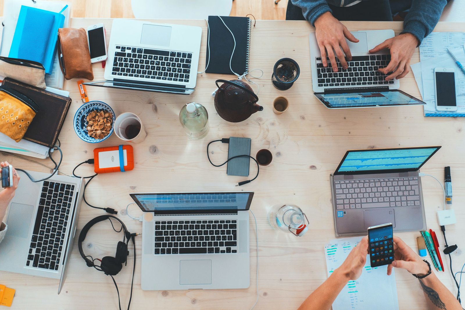 la digitalización reduce la brecha salarial entre la clase media y la alta, pero la aumenta entre la clase media y la clase baja