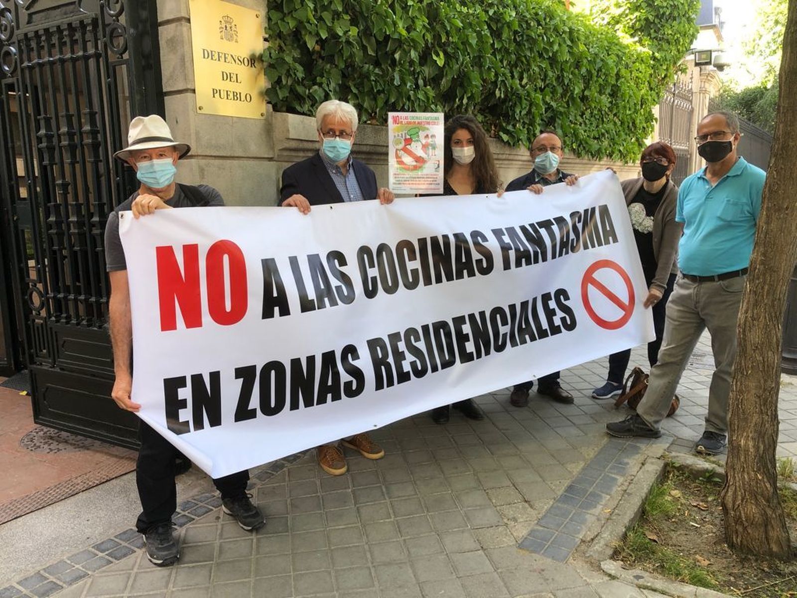 Miembros de la plataforma vecinal a las puertas del Defensor del Pueblo