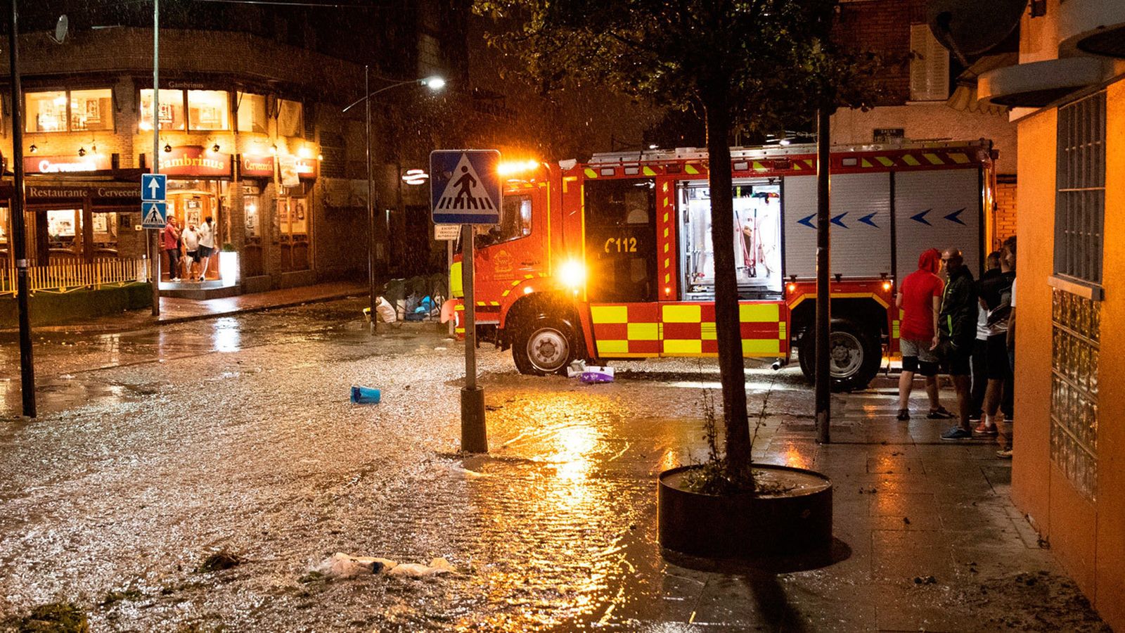 Bomberos del 112  actúan en las calles de Arganda del Rey tras la tormenta