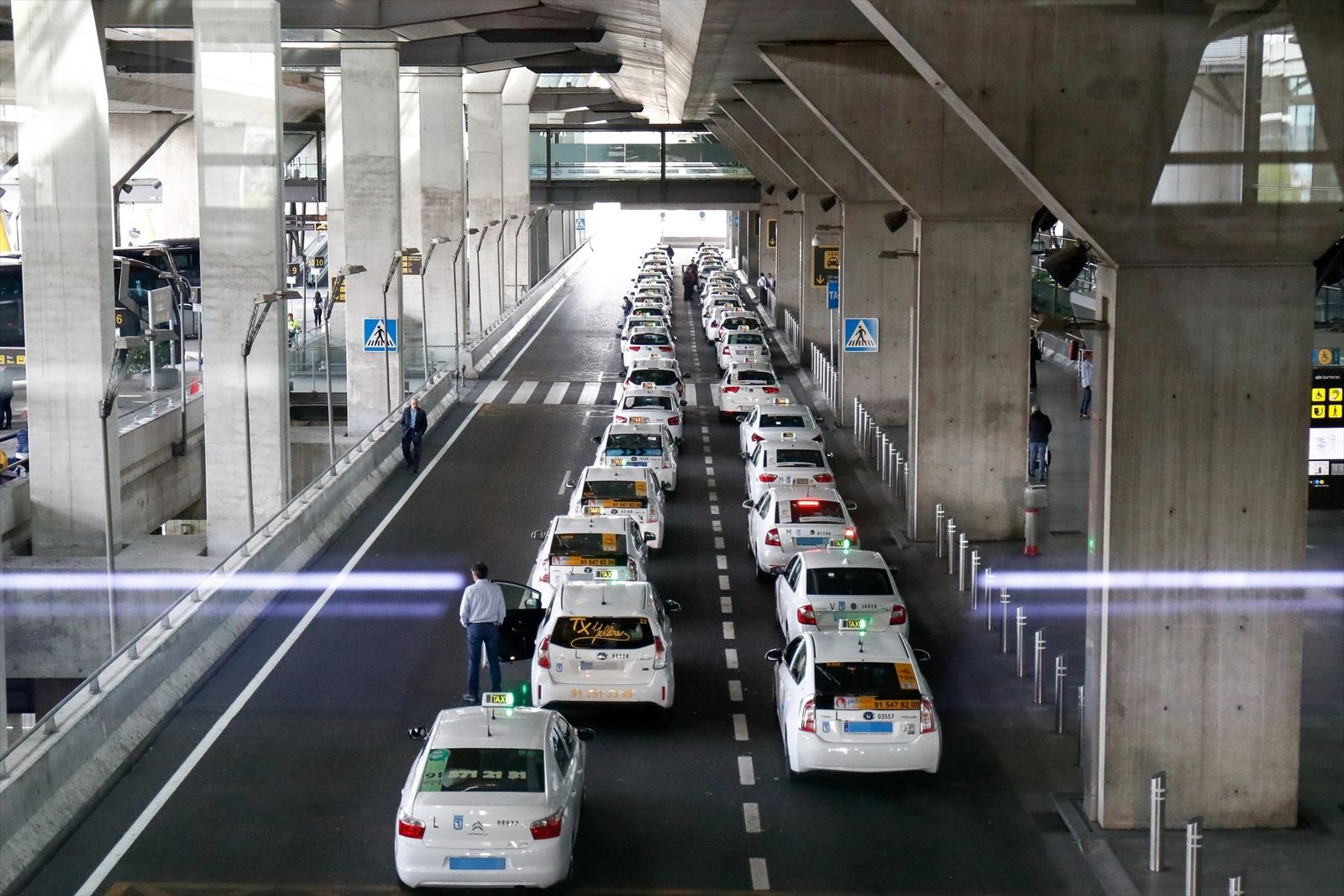Fila de taxis a la salida de la T4 del aeropuerto Adolfo Suárez Madrid-Barajas