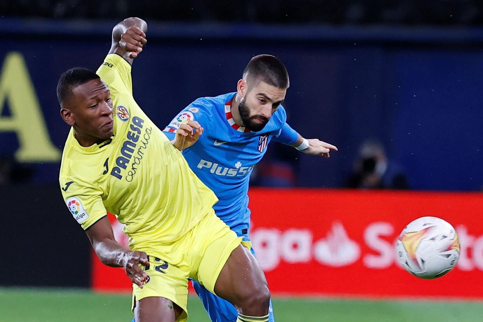 Yannick Carrasco ante el Villarreal