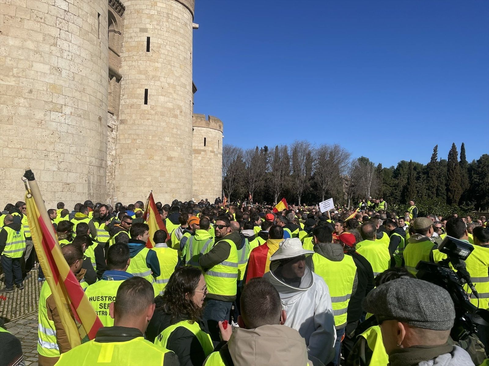 Choque entre policías y trabajadores del campo frente a las Cortes de Aragón