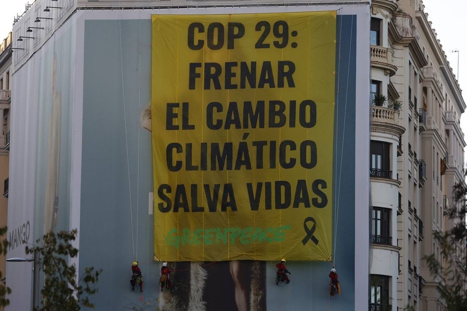 Pancarta desplegada por Greenpeace en la Plaza de España de Madrid