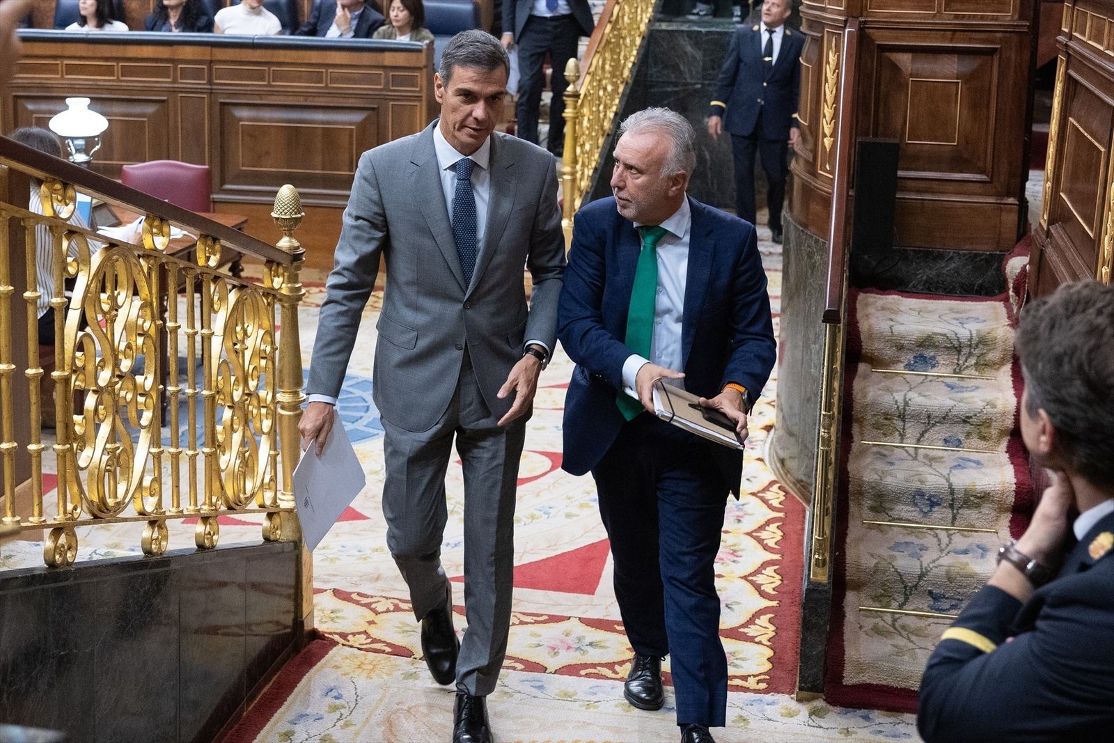 El presidente del Gobierno, Pedro Sánchez, y el ministro de Política Territorial y Memoria Democrática, Ángel Víctor Torres, abandonan el hemiciclo