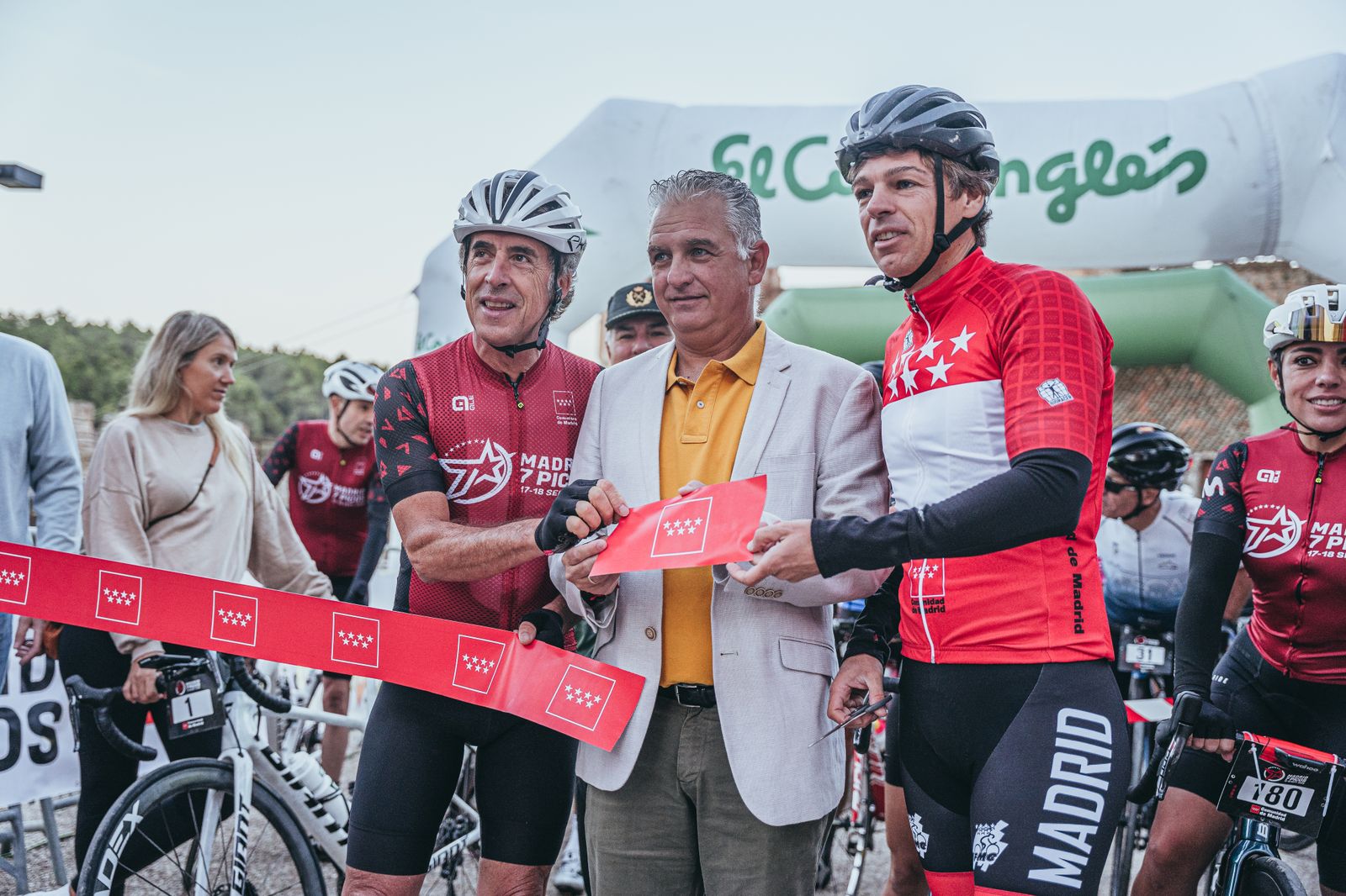 El ganador del Tour y la Vuelta, Pedro Delgado (izda.), en la salida de Buitrago del Lozoya