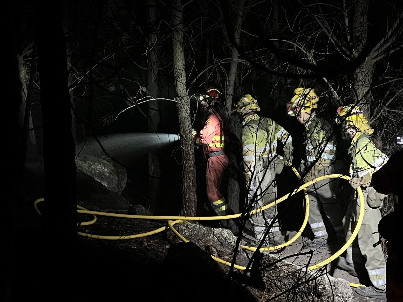 Bomberos de la UME en la zona quemada de Santa Cruz del Valle, en Ávila