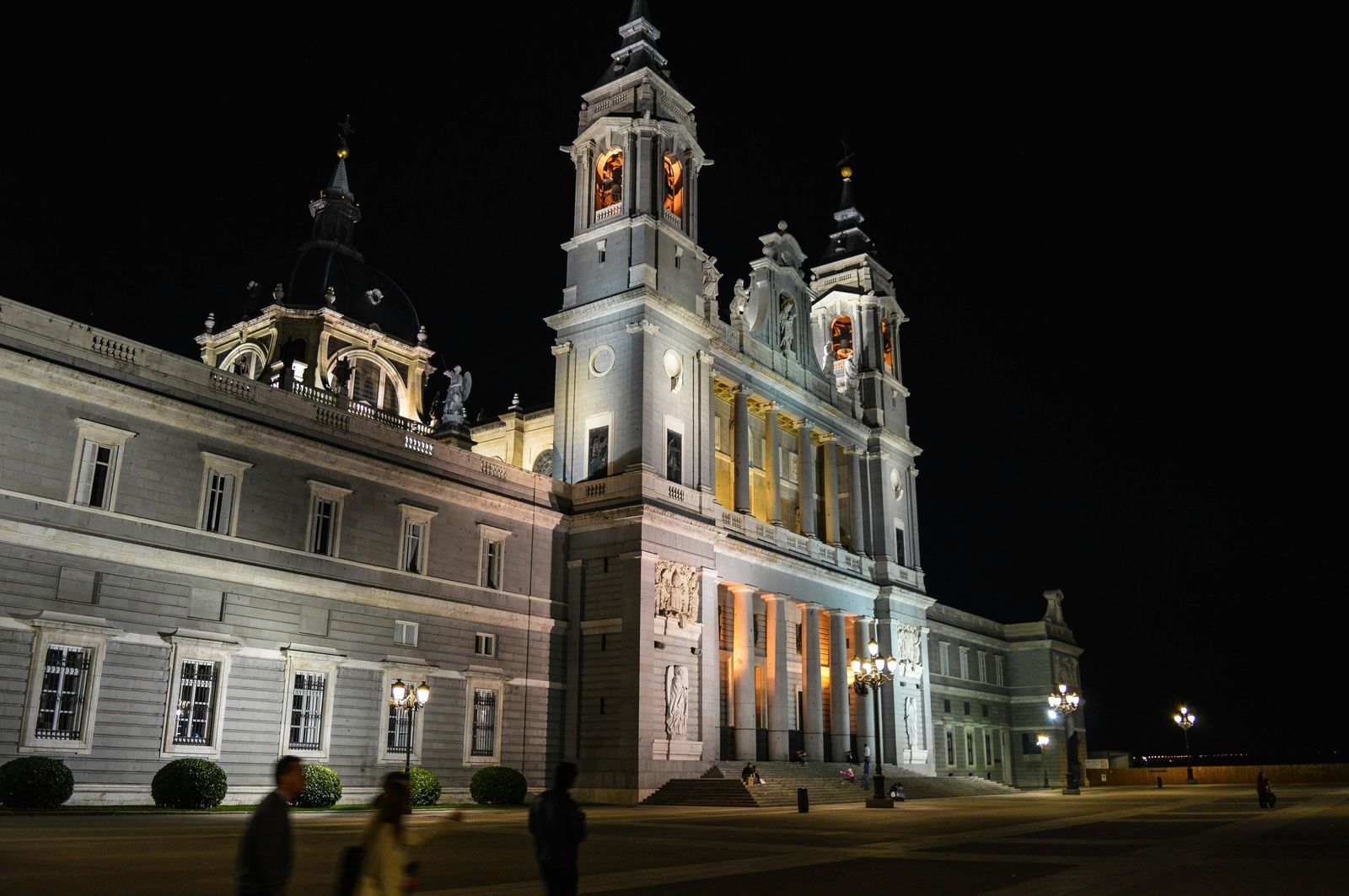 Catedral de la Almudena de noche