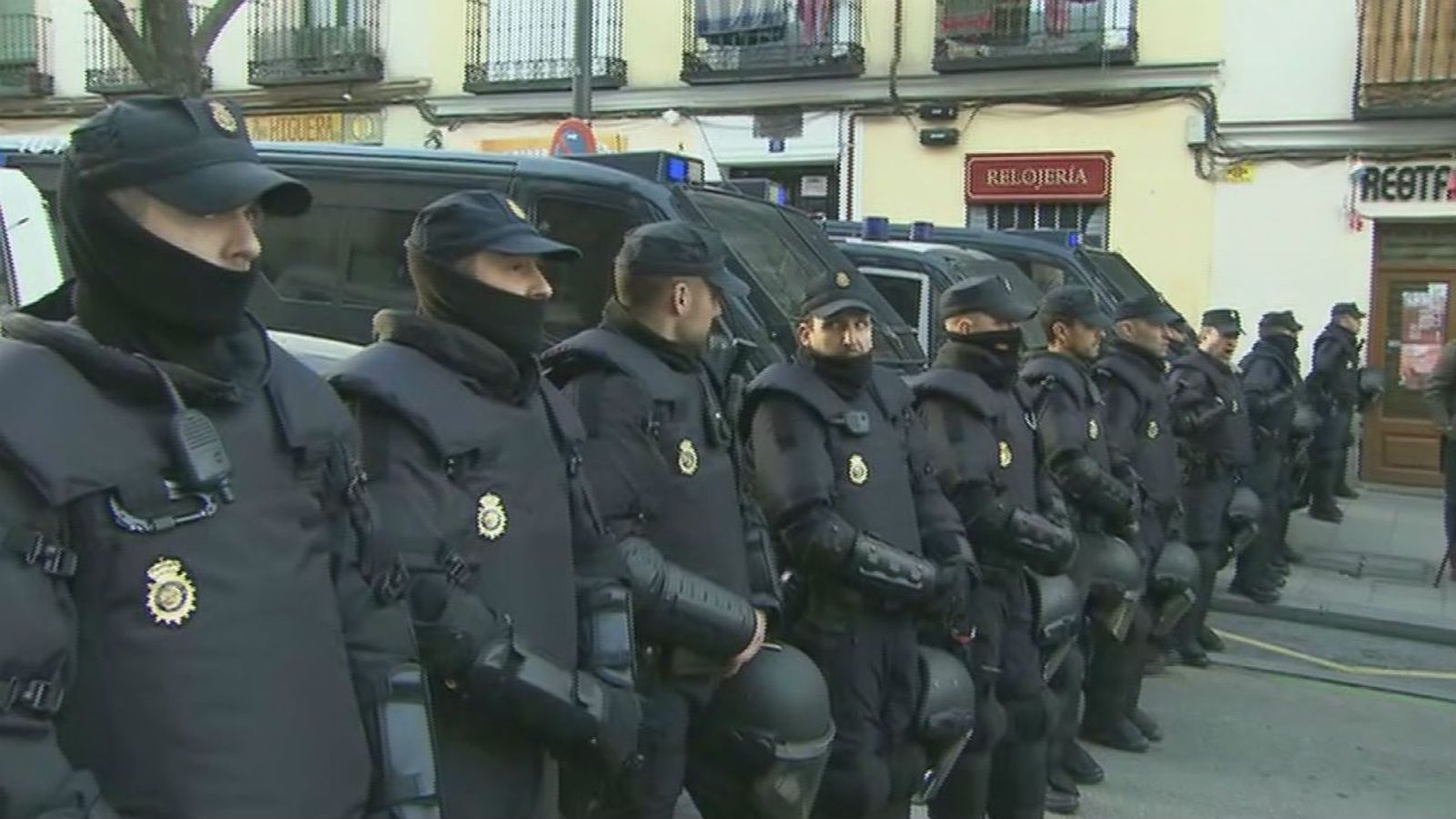Fuerte presencia policial a la espera de cuatro desahucios en Argumosa 11