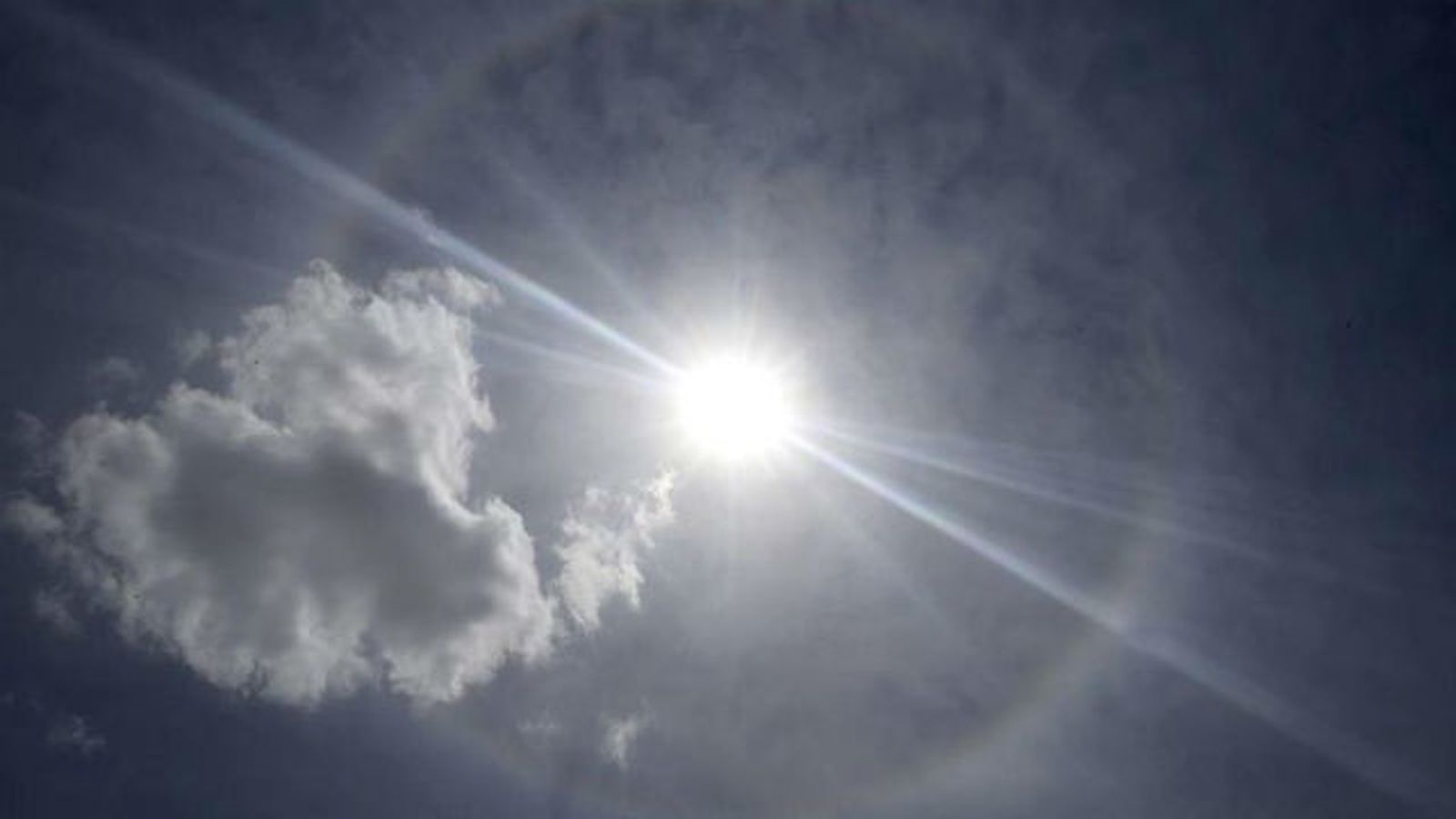 Un halo solar resplandece sobre el cielo de Madrid