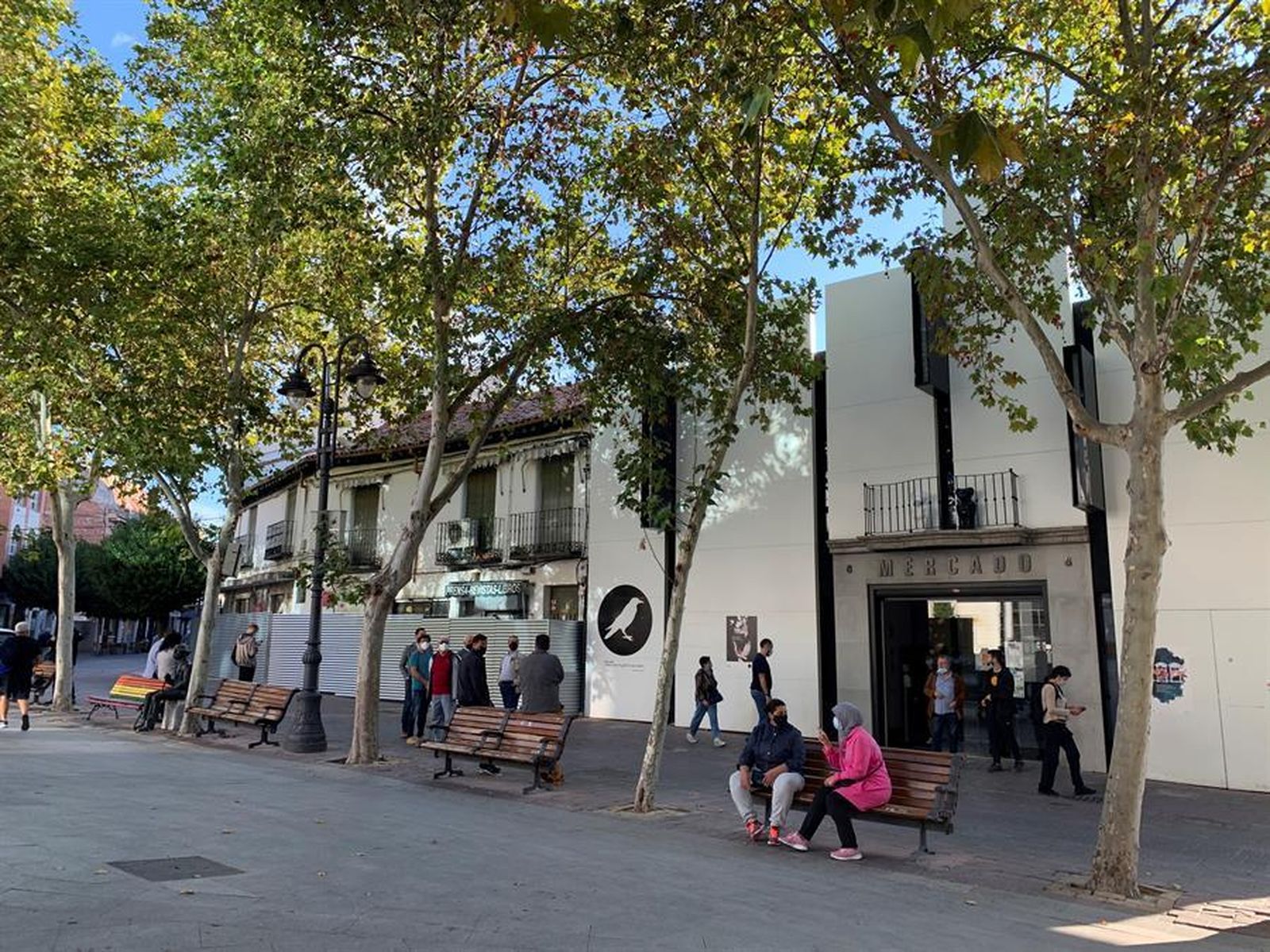 Varias personas en una calle de Getafe