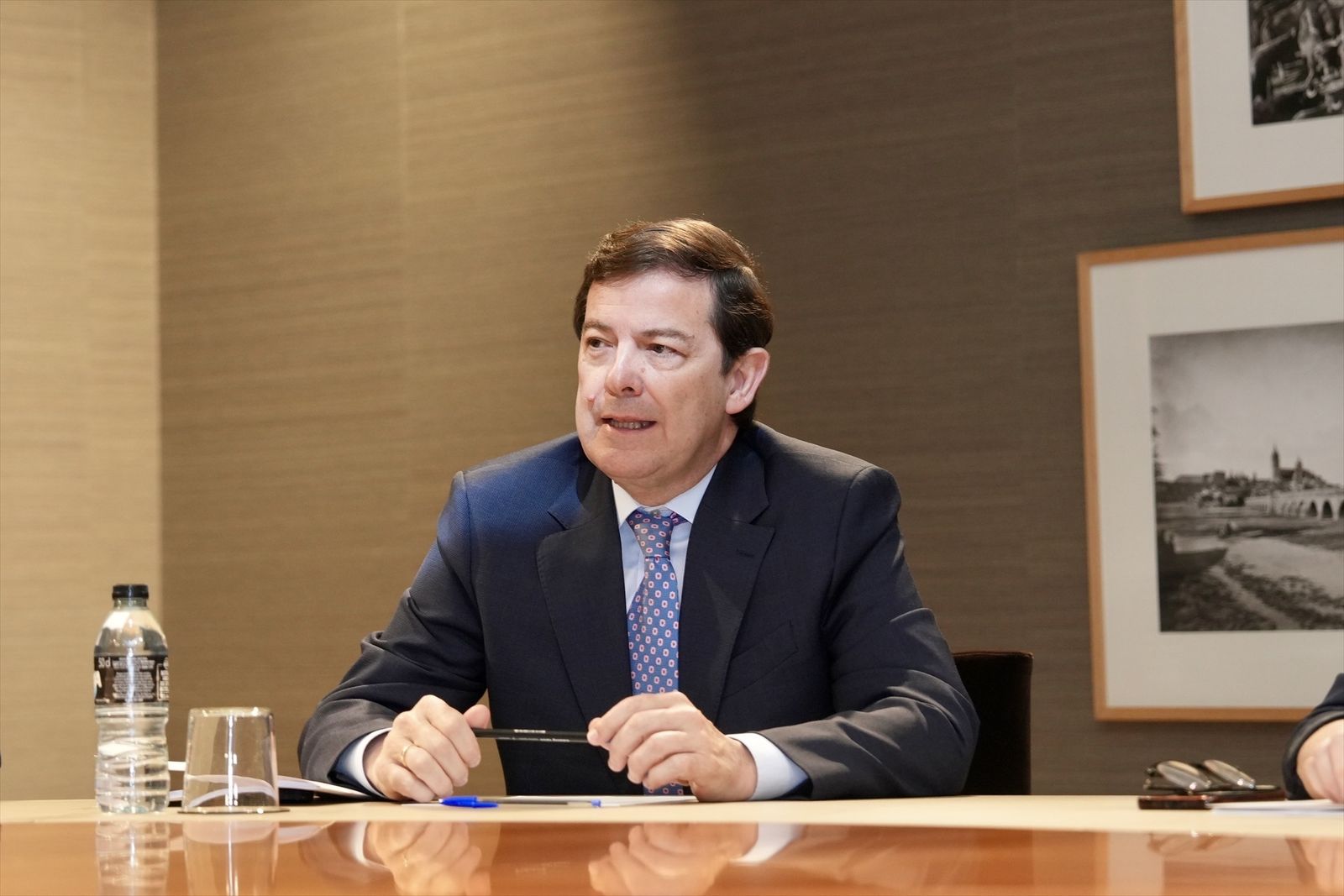 El presidente del PPCyL, Alfonso Fernández Mañueco, durante una reunión, en las Cortes de Castilla y León,