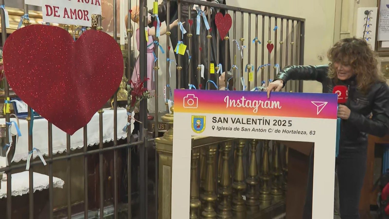 Lazos de amor en la iglesia de San Antón para celebrar San Valentín