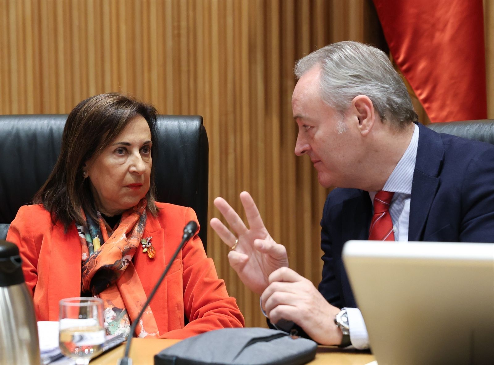 La ministra de Defensa, Margarita Robles y el presidente de la comisión de Defensa, Alberto Fabra,