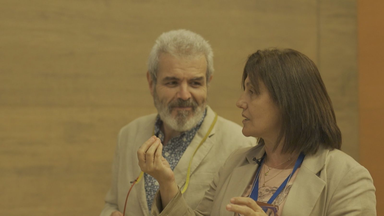 Lucina Llorente, responsable textil del Museo del Traje y Lorenzo Caprile