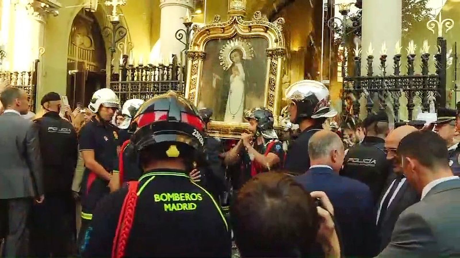 La emotiva salida de la Virgen de la Paloma, tras dos años de pandemia