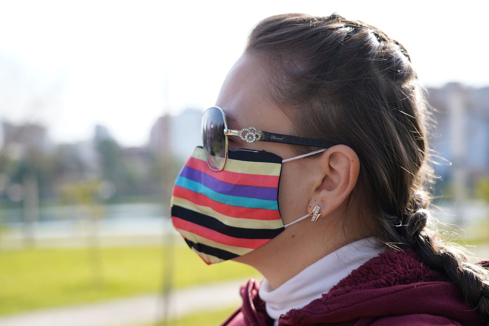 Los dermatólogos recomiendan usar protección solar debajo de la mascarilla