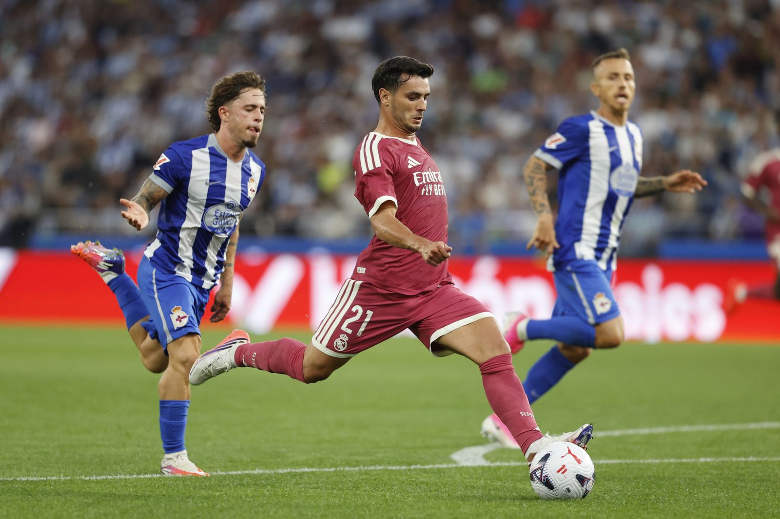 El jugador del Real Madrid Brahim  dispara a puerta para marcar ante el Deportivo, durante el partido del trofeo Teresa Herrera