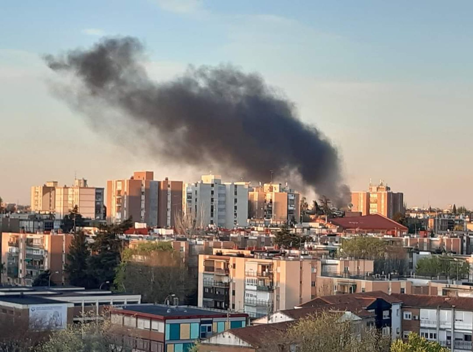 Columna de humo negro en Cuatro Vientos vista desde Alucha