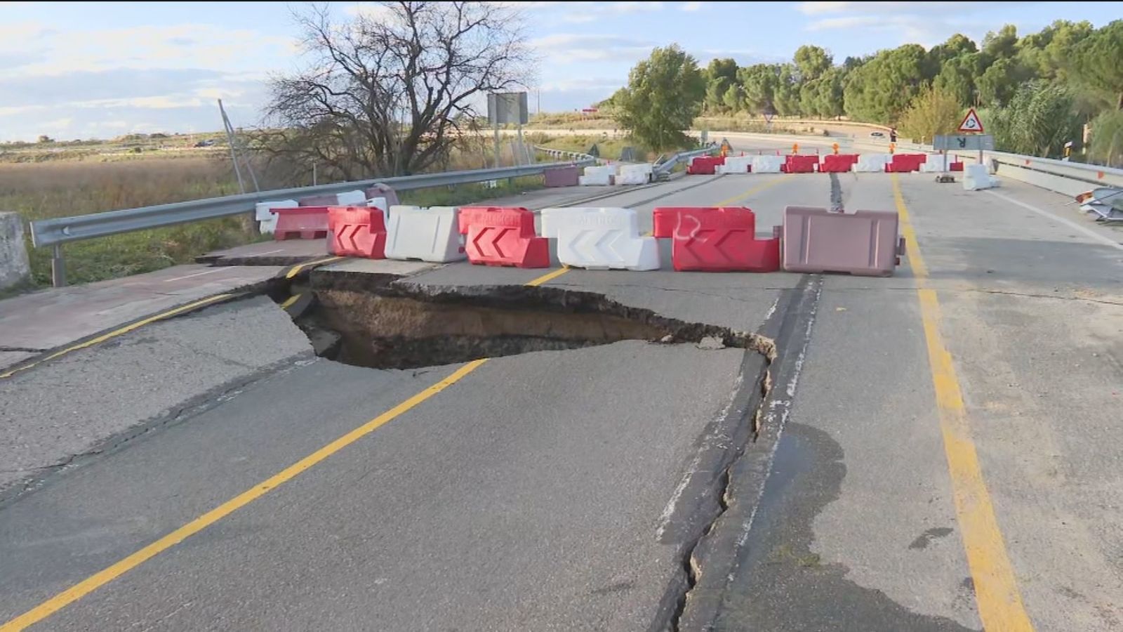 Corte de  la carretera M-301 por hundimiento de la calzada
