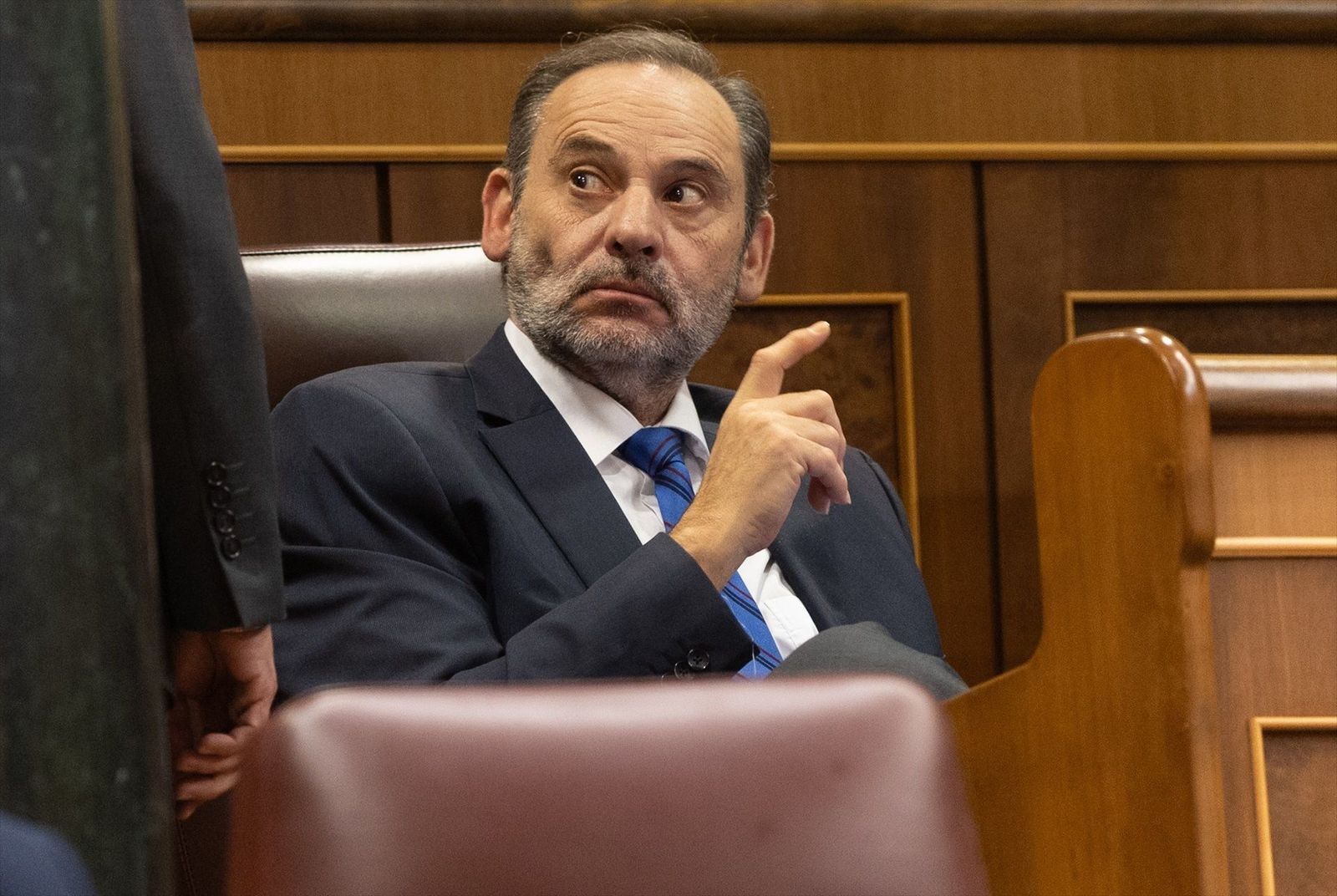 Ábalos renuncia a su escaño en el Congreso cuestionando su "precipitación" para suspenderle