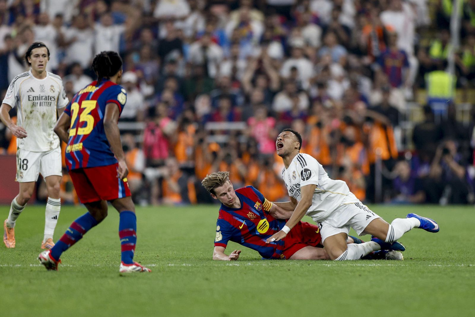 De Jong comete una dura falta sobre Mbappé, lo que le valió la expulsión