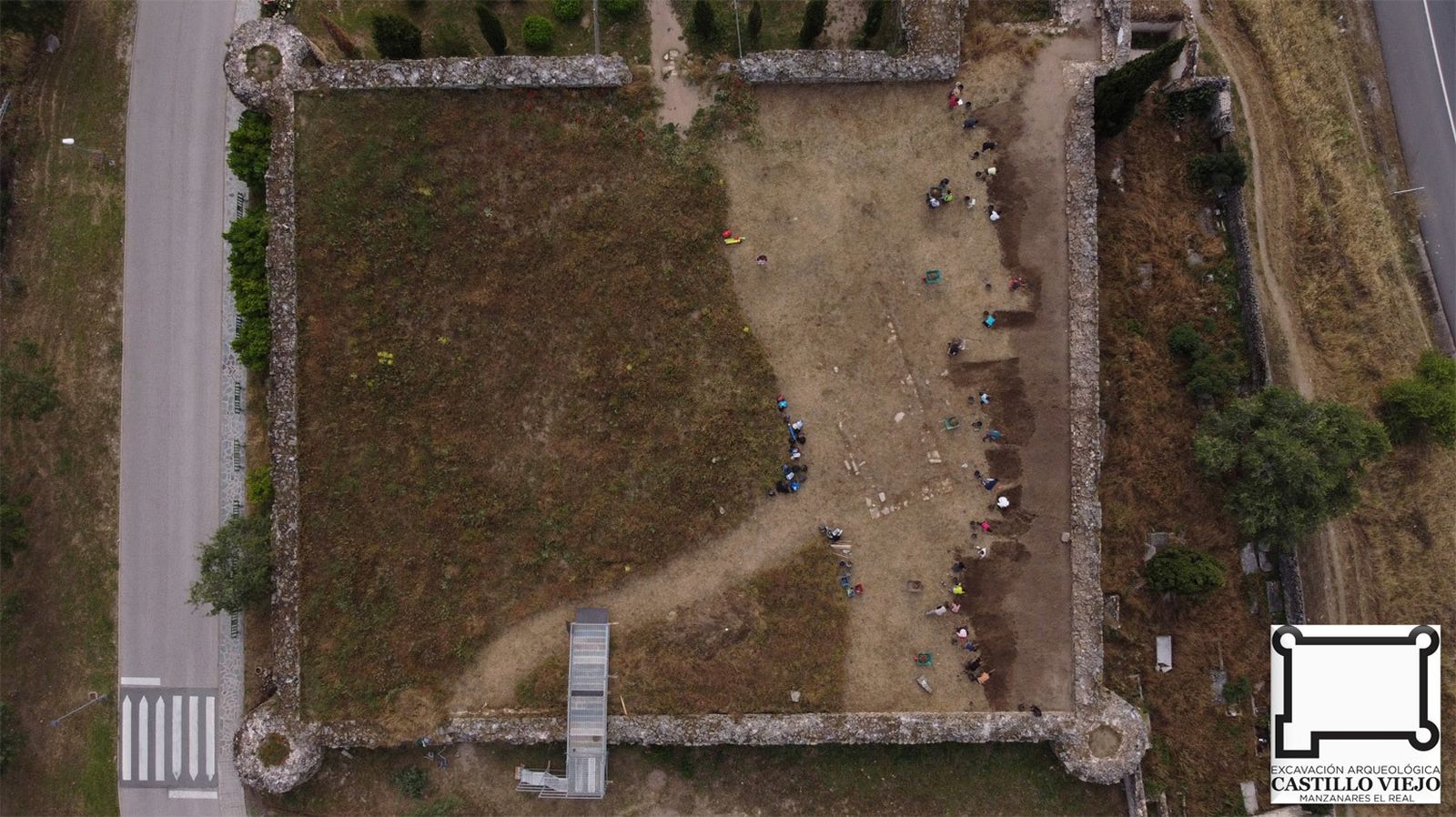 Vista aérea del Castillo Viejo de Manzanares y los arqueólogos trabajando
