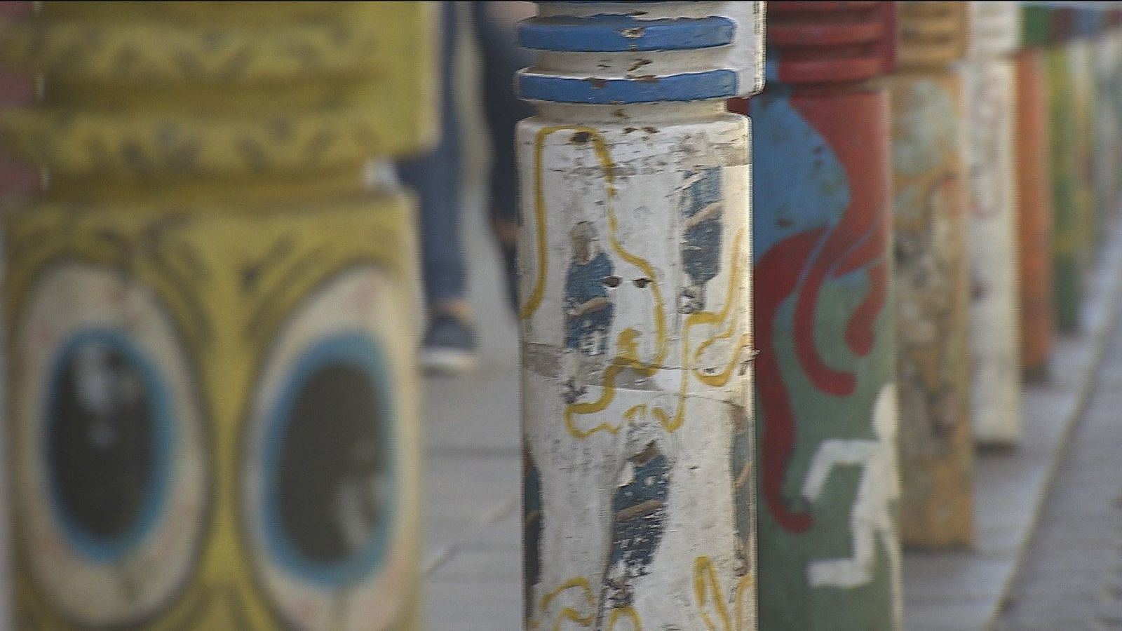 Lavapiés vuelve a llenarse de creativos bolardos de colores