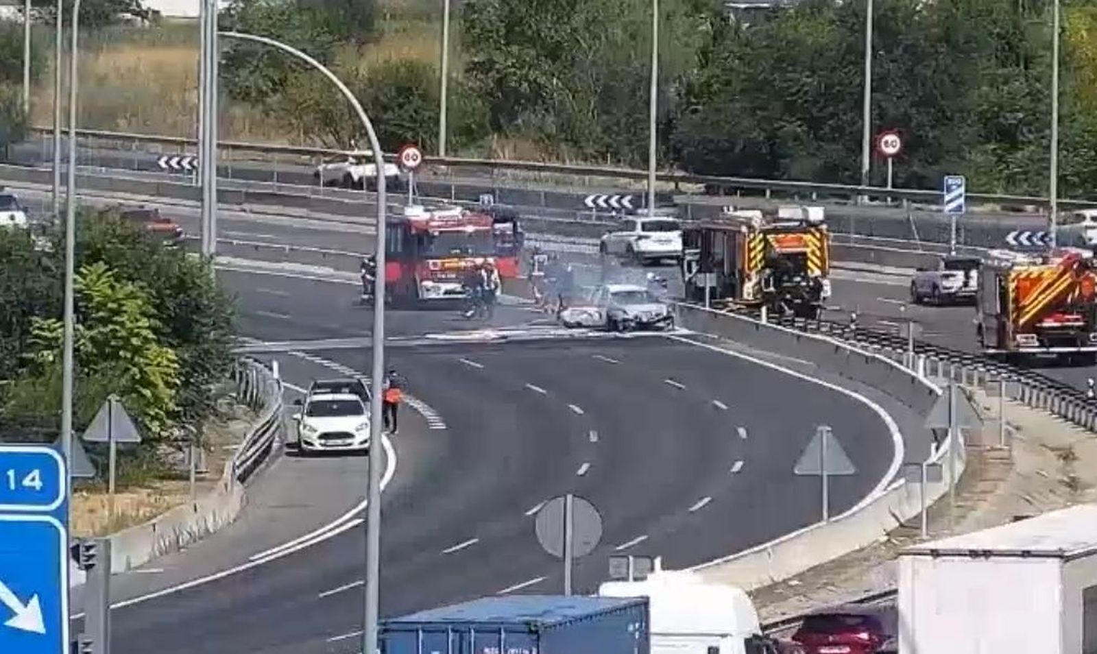 Retenciones en la A-3, en Rivas, por el incendio de un vehículo en la calzada