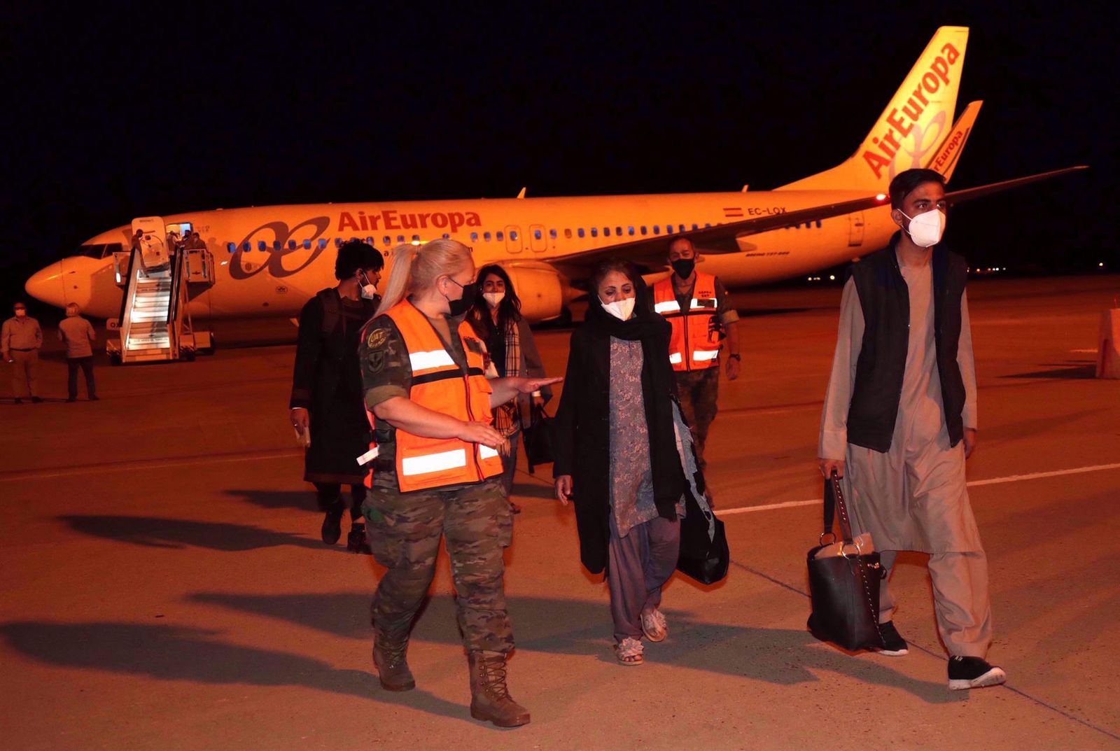 Afganos evacuados desde Kabul a su llegada a Torrejón de Ardoz