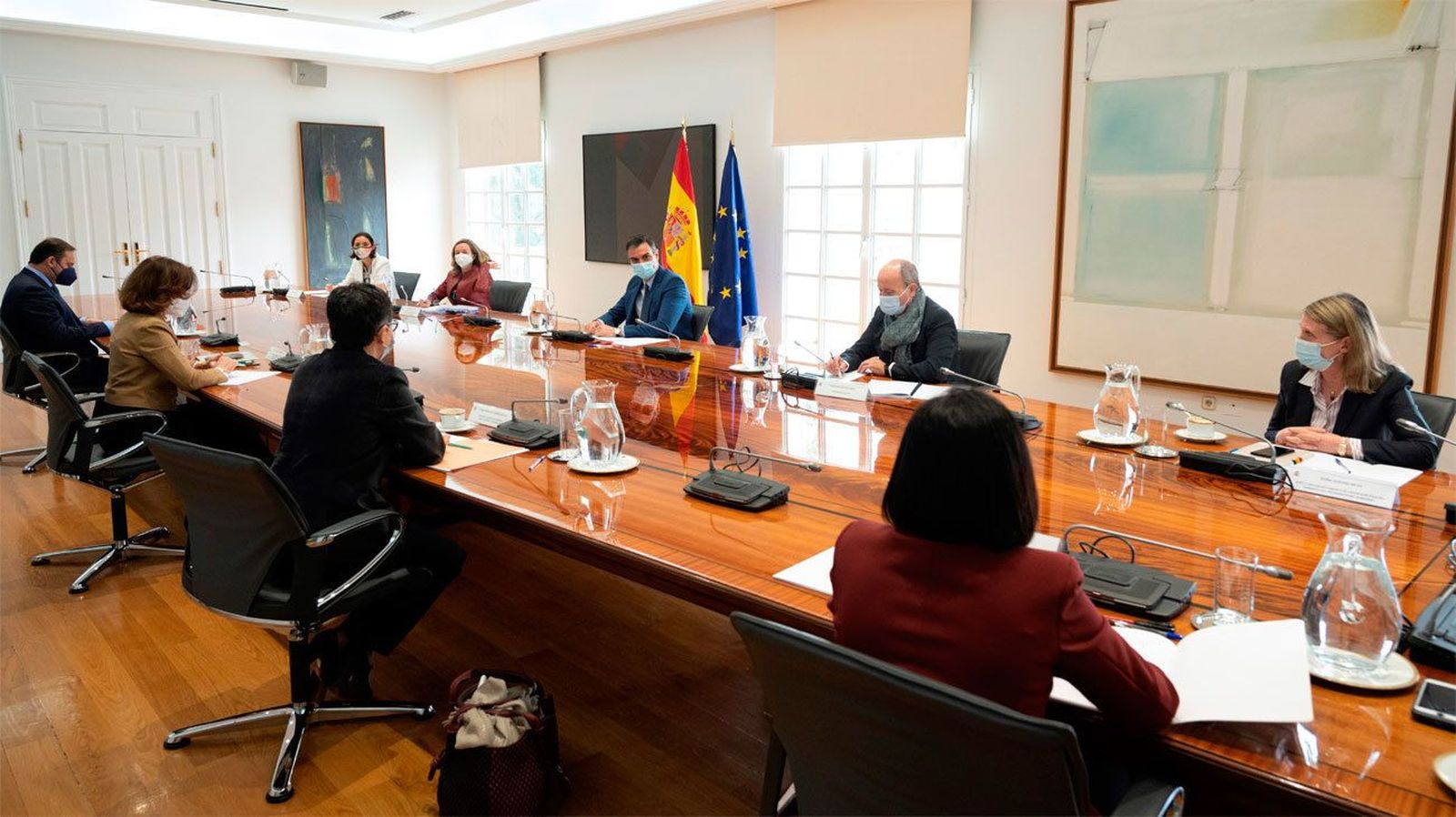 Cumbre en Moncloa para respaldar el pasaporte de vacunación antes del verano