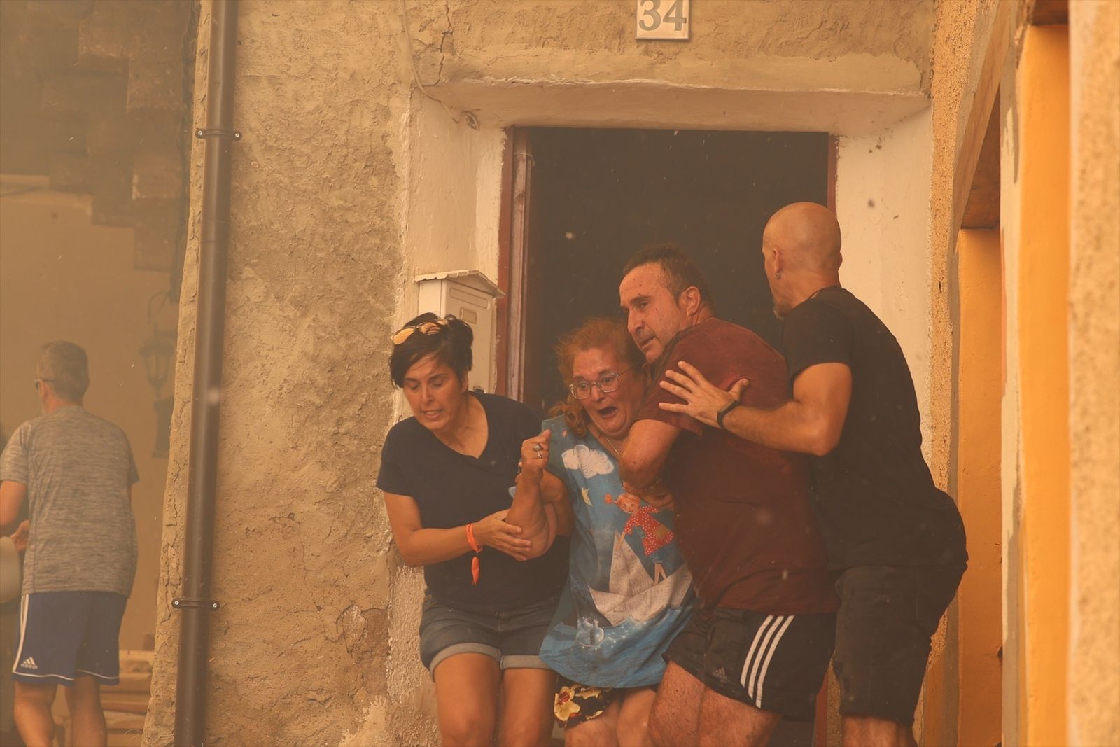 Vecinos de la localidad son evacuados, a 13 de agosto de 2022, en Añón de Moncayo, Zaragoza, Aragón (España)