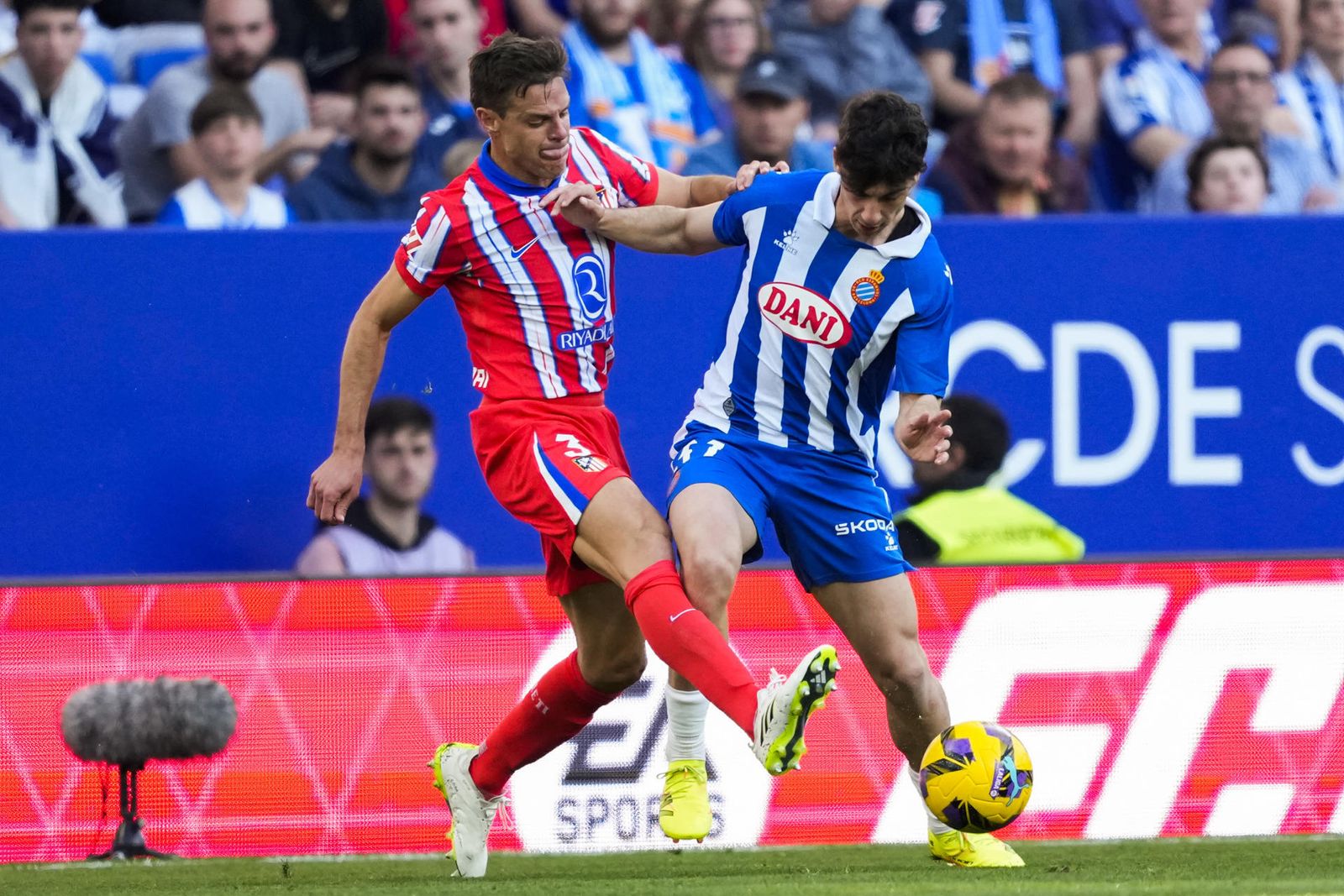 Azpilicueta pugna con Antoniu Roca, del Espanyol