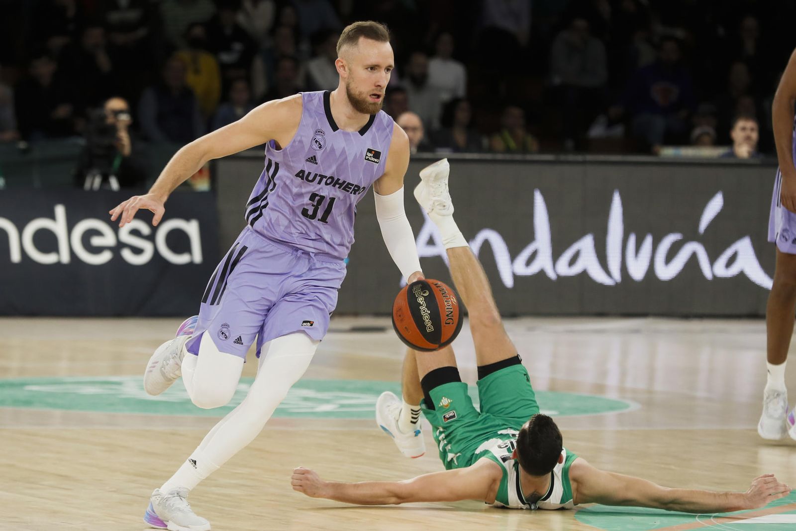 Dzanan Musa, del Real Madrid, bota el balón