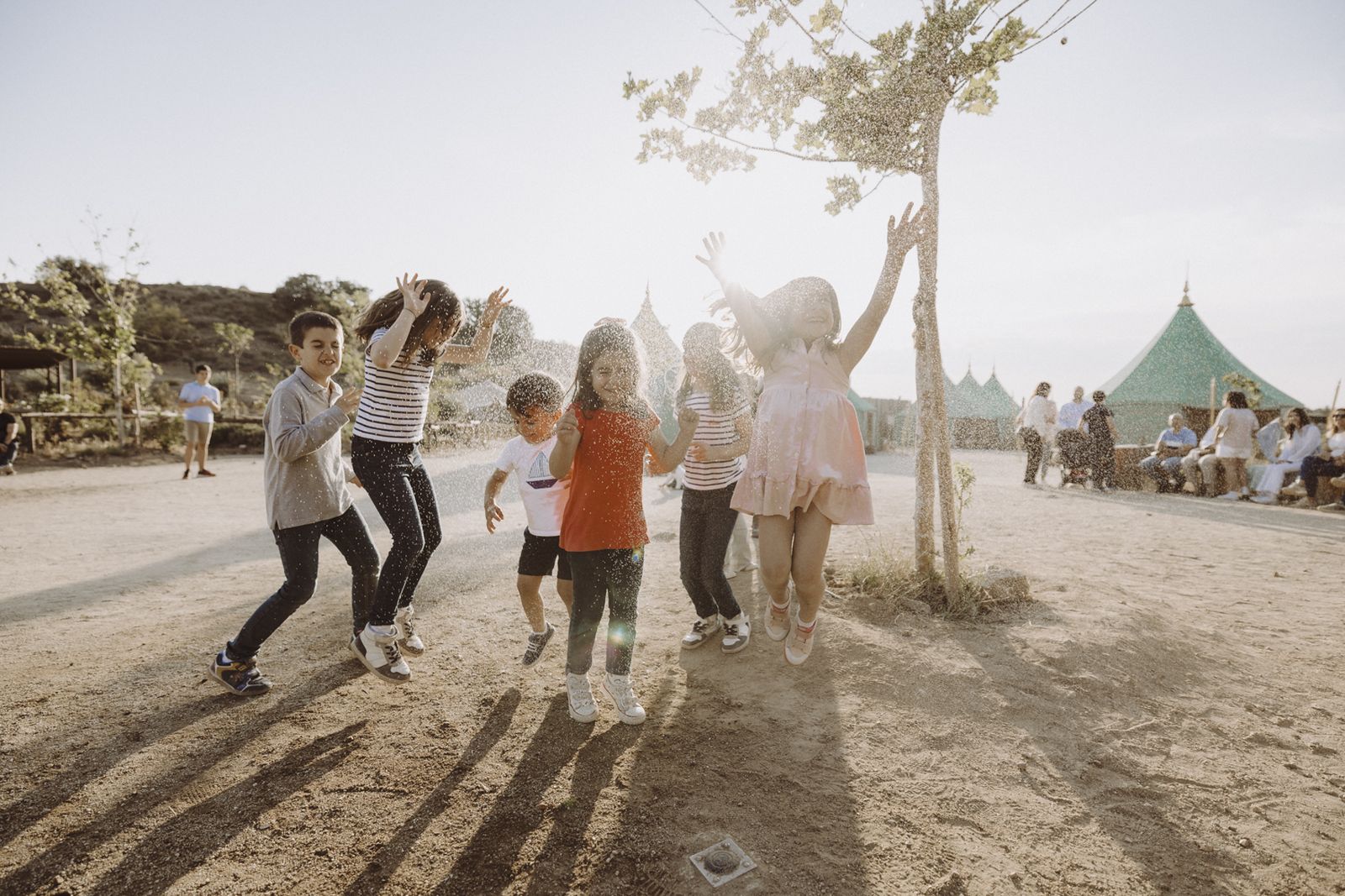 Varios niños disfrutando de Puy du Fou