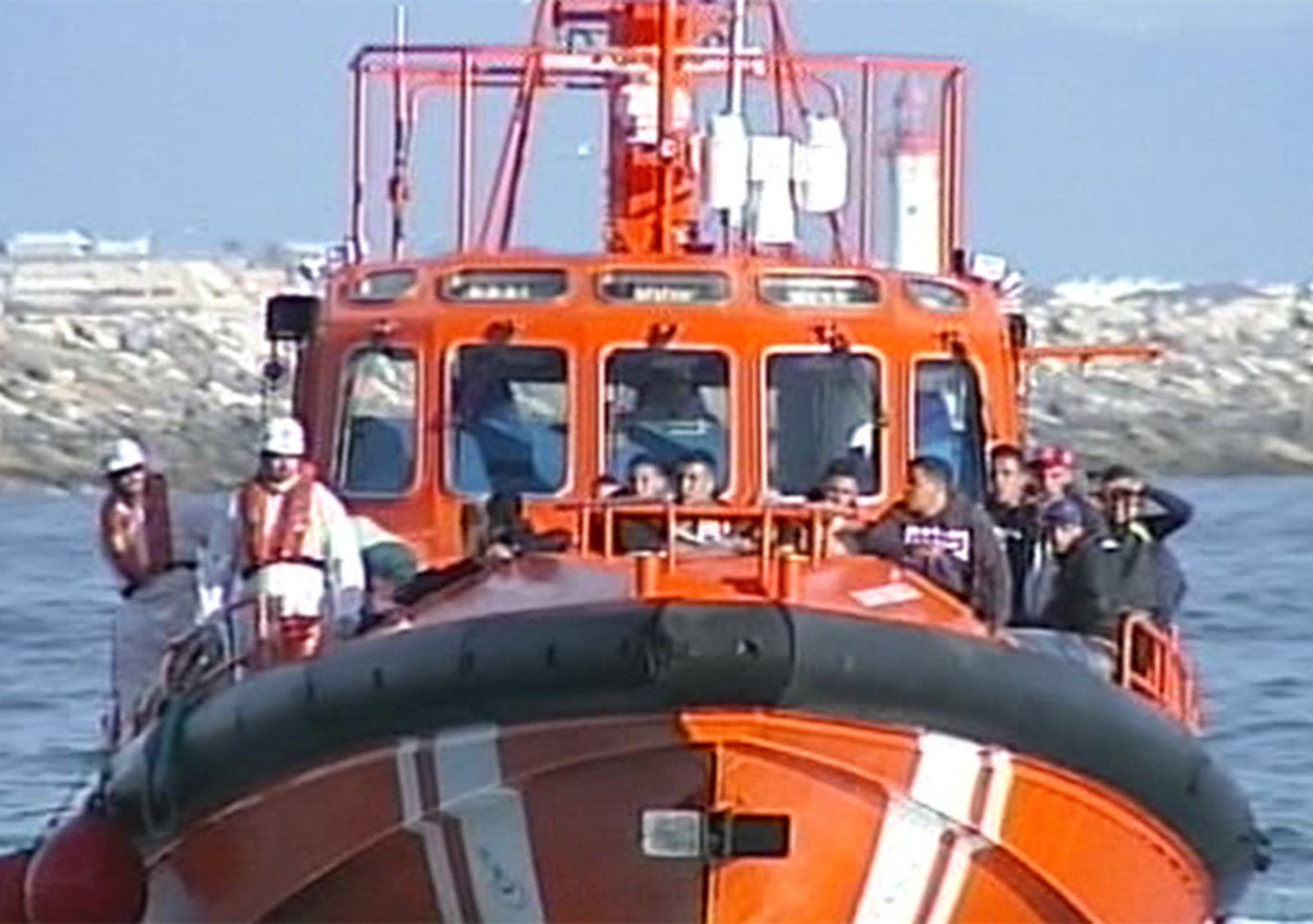 Rescatan a 57 inmigrantes en Gran Canaria, entre ellos una madre con 3 niños
