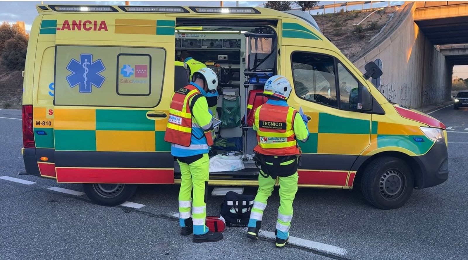Efectivos de Emergencias 112 atienden un accidente en la M-40