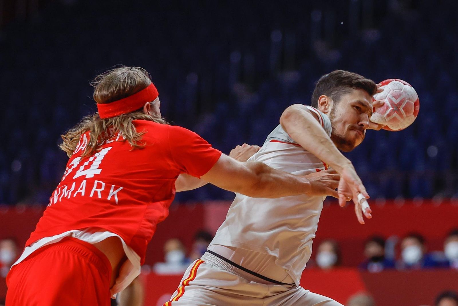 Raúl Entrerríos ante Dinamarca