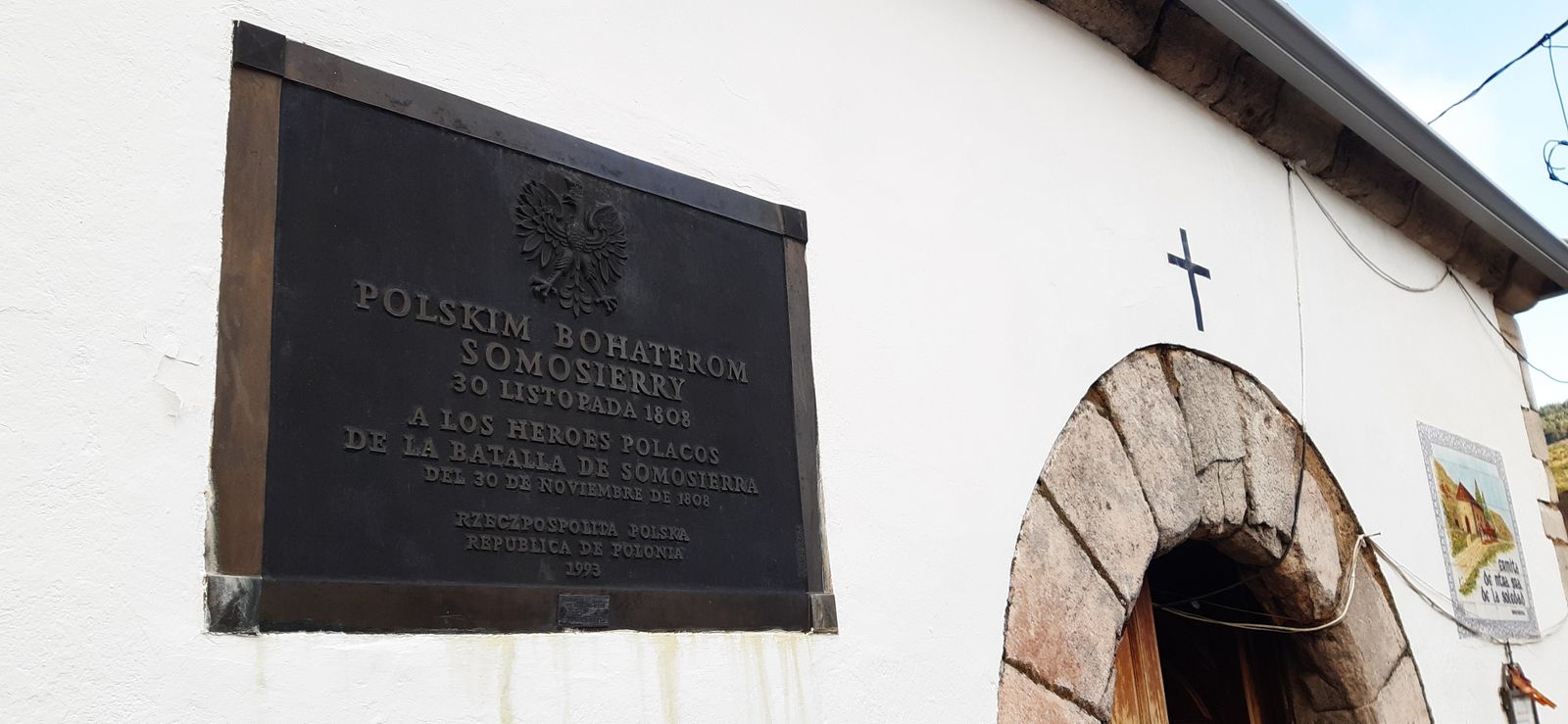 Placa dedicada a los héroes polacos en la ermita del Puerto de Somosierra