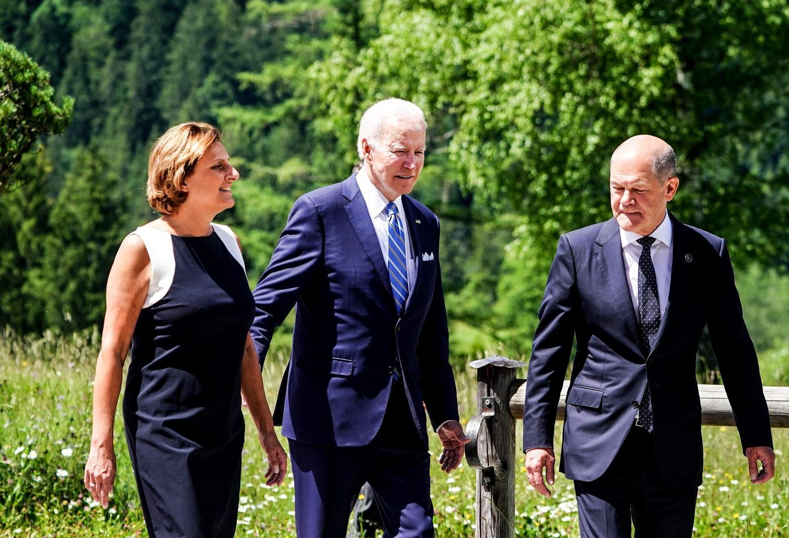 El presidente de Estados Unidos, Joe Biden, junto al canciller alemán,  Olaf Scholz, llegando a la reunión del G7