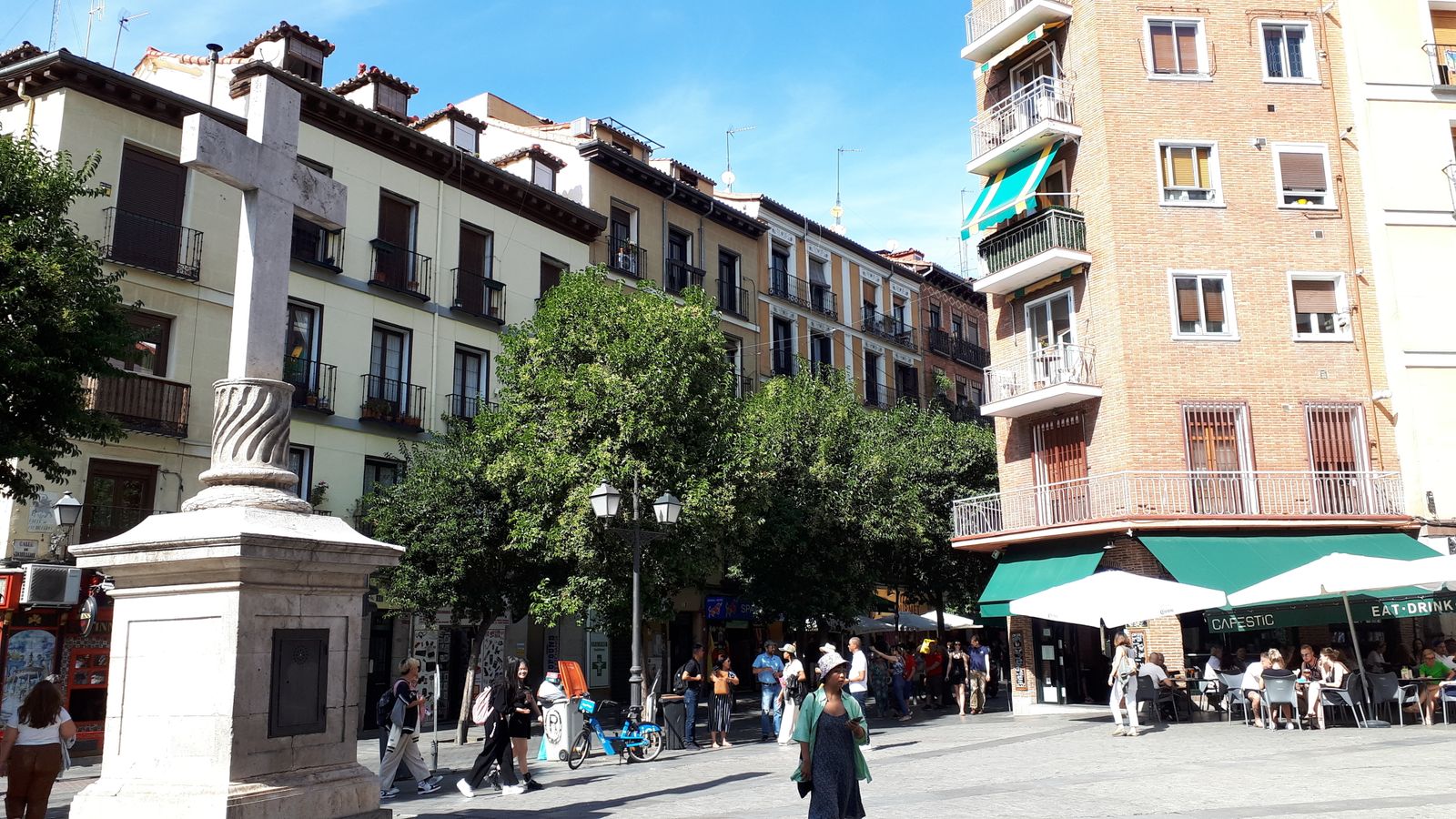 Plaza de Puerta Cerrada con su característica cruz
