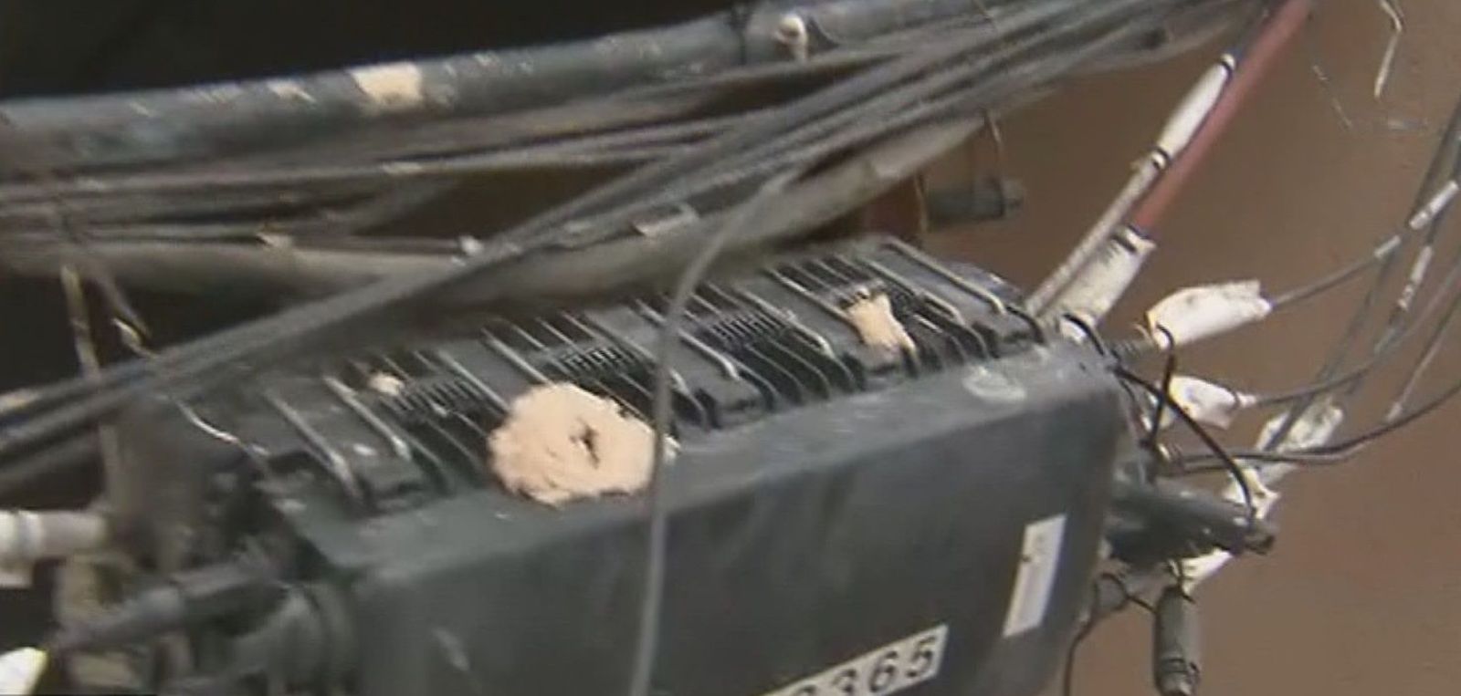 Un vecino de San Fernando tiene que entrar casi a gatas a su casa por los cables mal puestos de la fibra