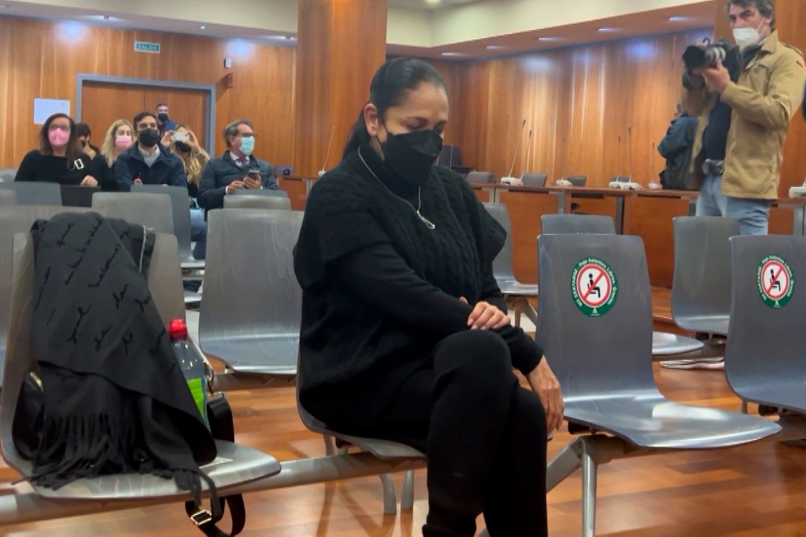 Isabel Pantoja sentada en el banquillo en el interior del juicio por un posible delito de insolvencia punible