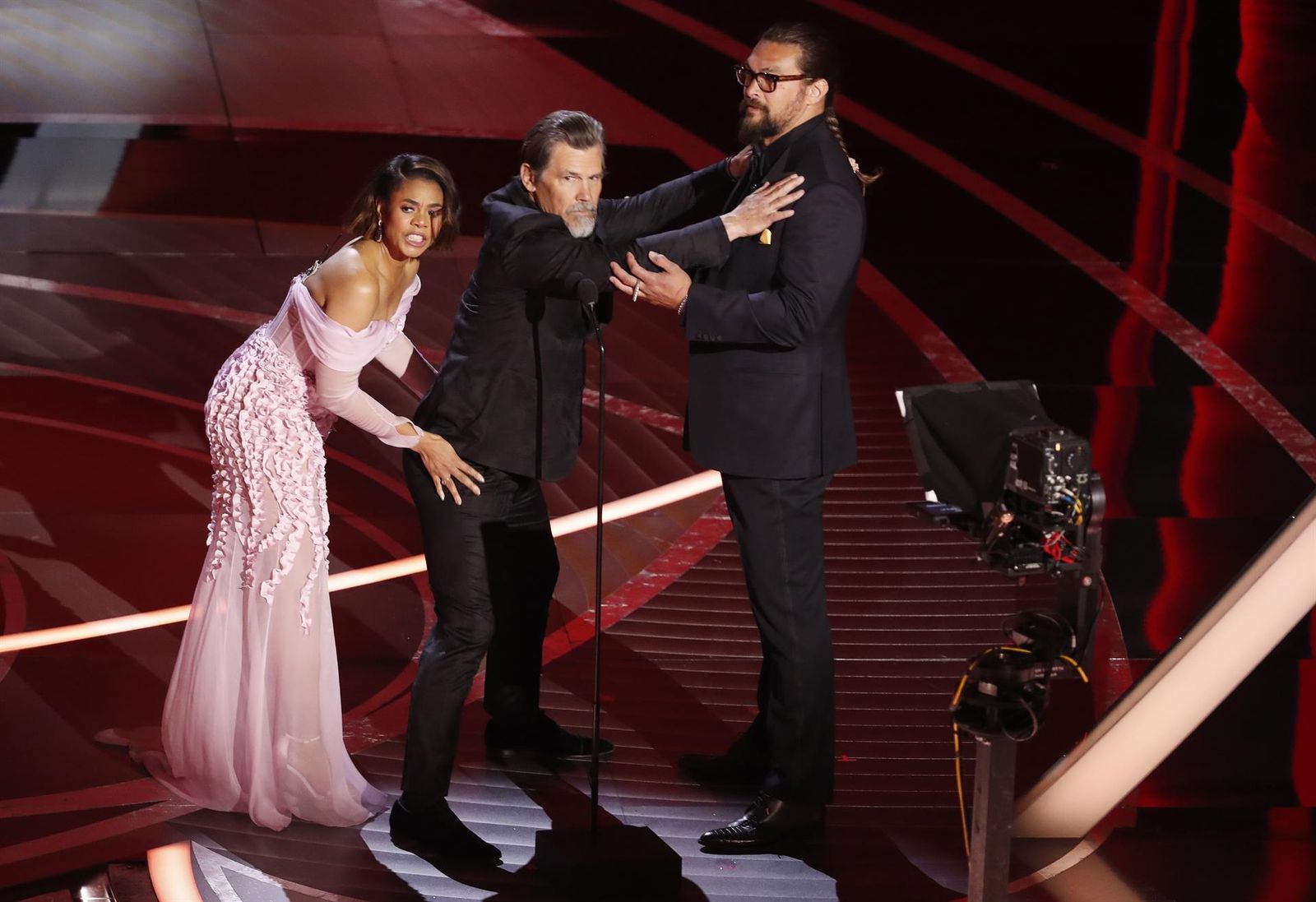 La presentadora Regina Hall (izquierda) con Josh Brolin (centro) y Jason Momoa (derecha) durante la 94.a ceremonia anual de los Premios de la Academia en el Dolby Theatre de Hollywood, Los Ángeles.