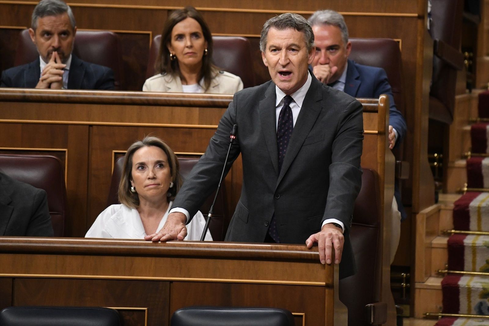 Feijóo denuncia el "revelador silencio" de Sánchez sobre el fiscal general y Cerdán y el presidente le ataca con Mazón