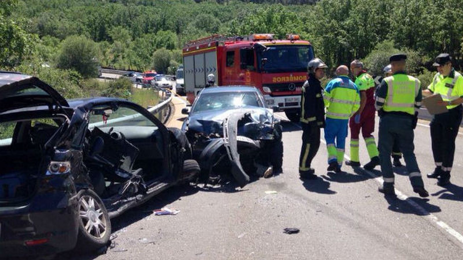 Un muerto y tres heridos en una colisión frontal entre dos coches en la M-505