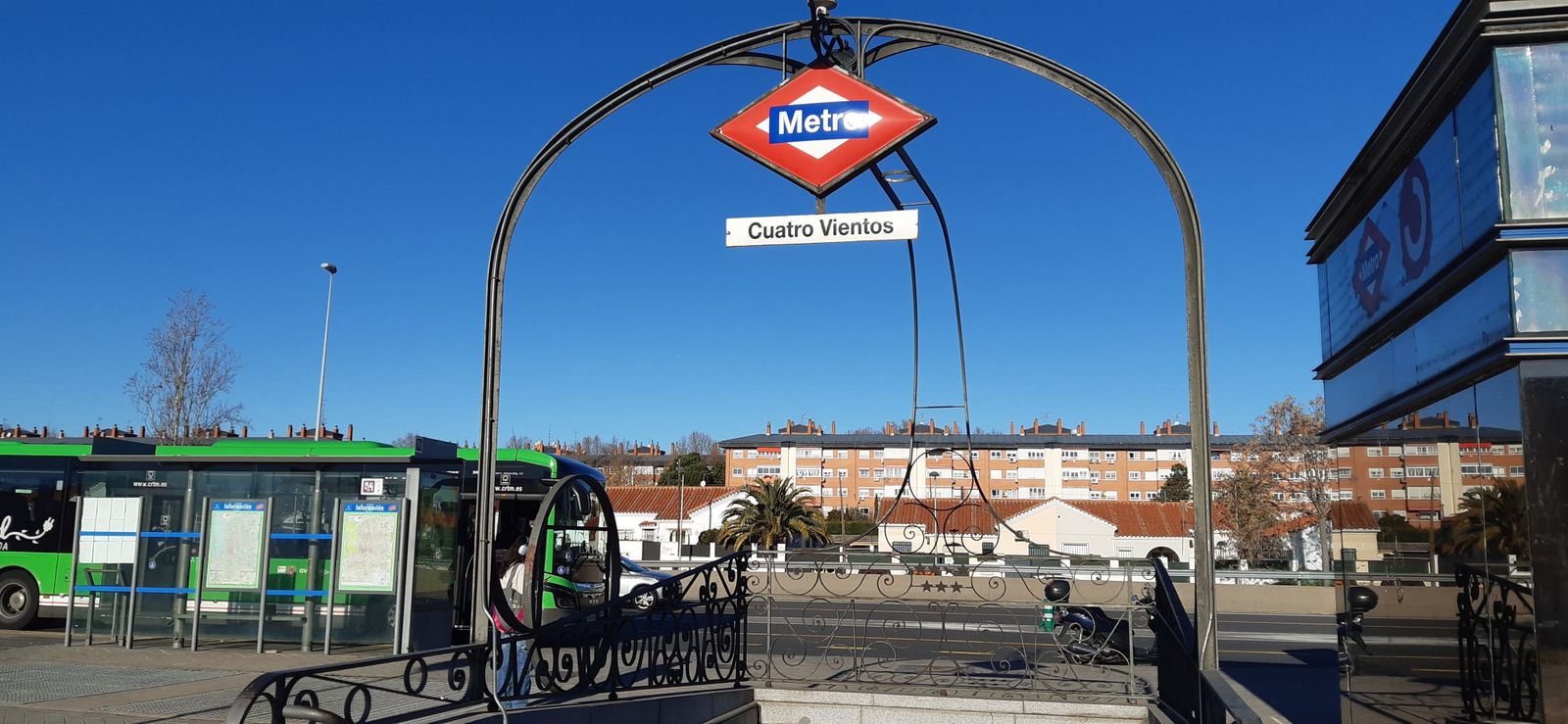 Estación de metro Cuatro Vientos y paradas de autobús en la A-5