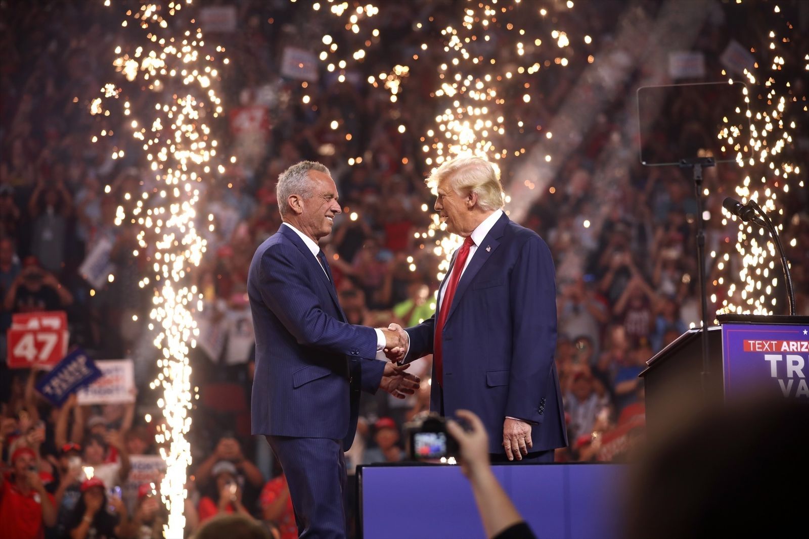 Donald Trump y Robert Kennedy Jr. comparten escenario por primera vez en campaña