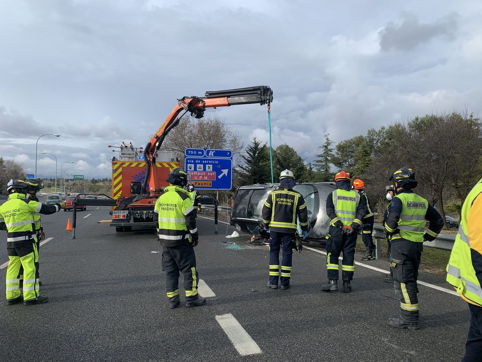 Un conductor resulta herido tras volcar el coche que conducía en la A-3