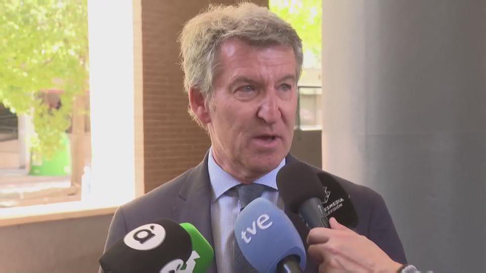 Feijoo critica la "ausencia de información sin precedentes" y señala al Gobierno y Red Eléctrica